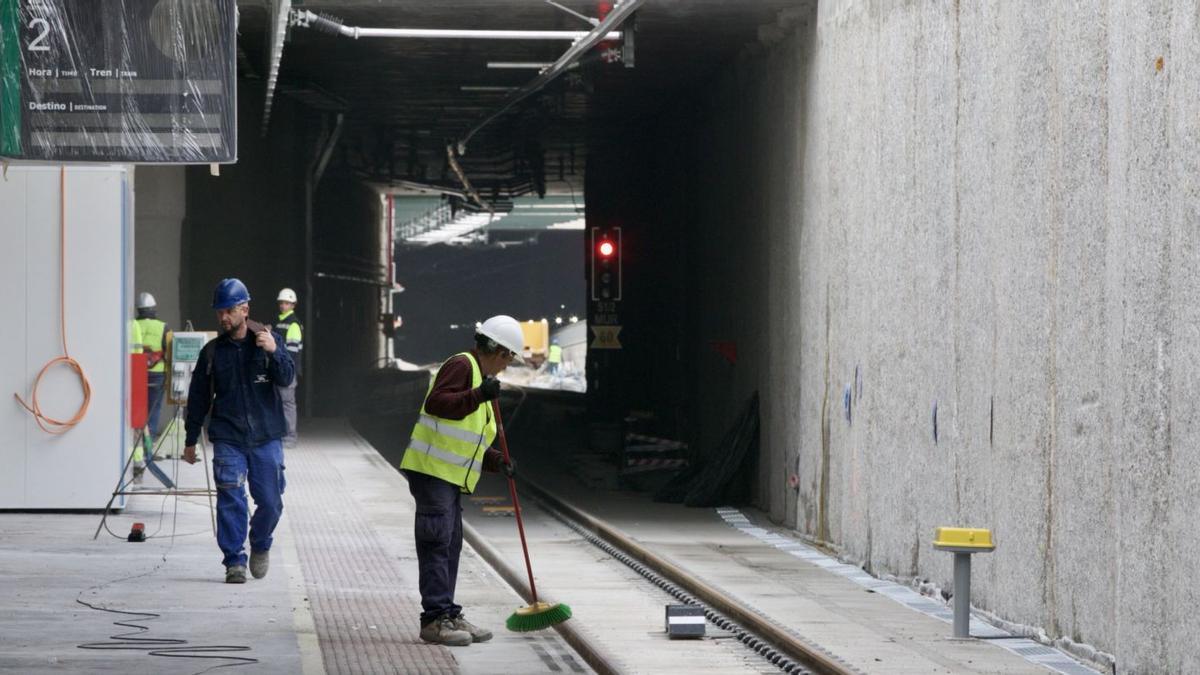 Trabajos en las vías del AVEen la estación de Murcia.