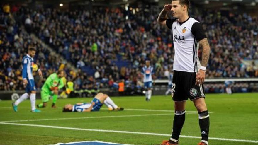 Santi Mina celebra el gol de la sentència, davant un Espanyol negat de cara a porta.