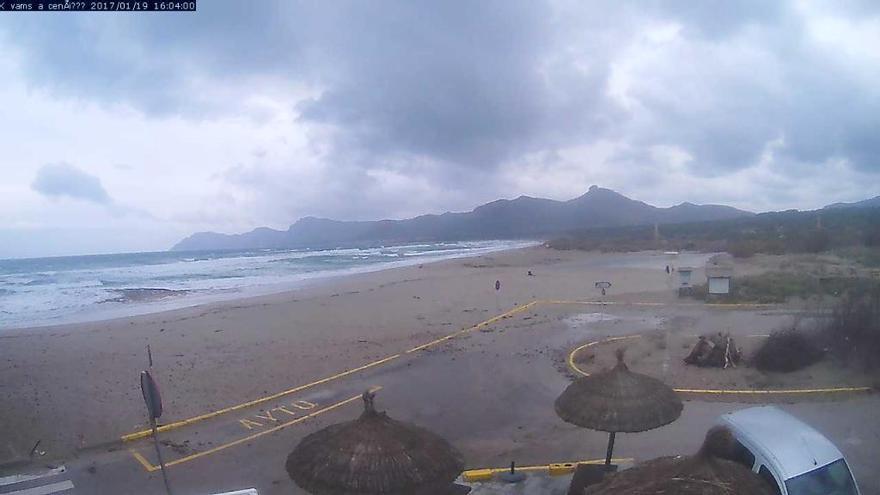 Wolken und Regen über dem im Sommer gut besuchten Strand von son serra Marina am Donnerstagnachmittag (19.1.).