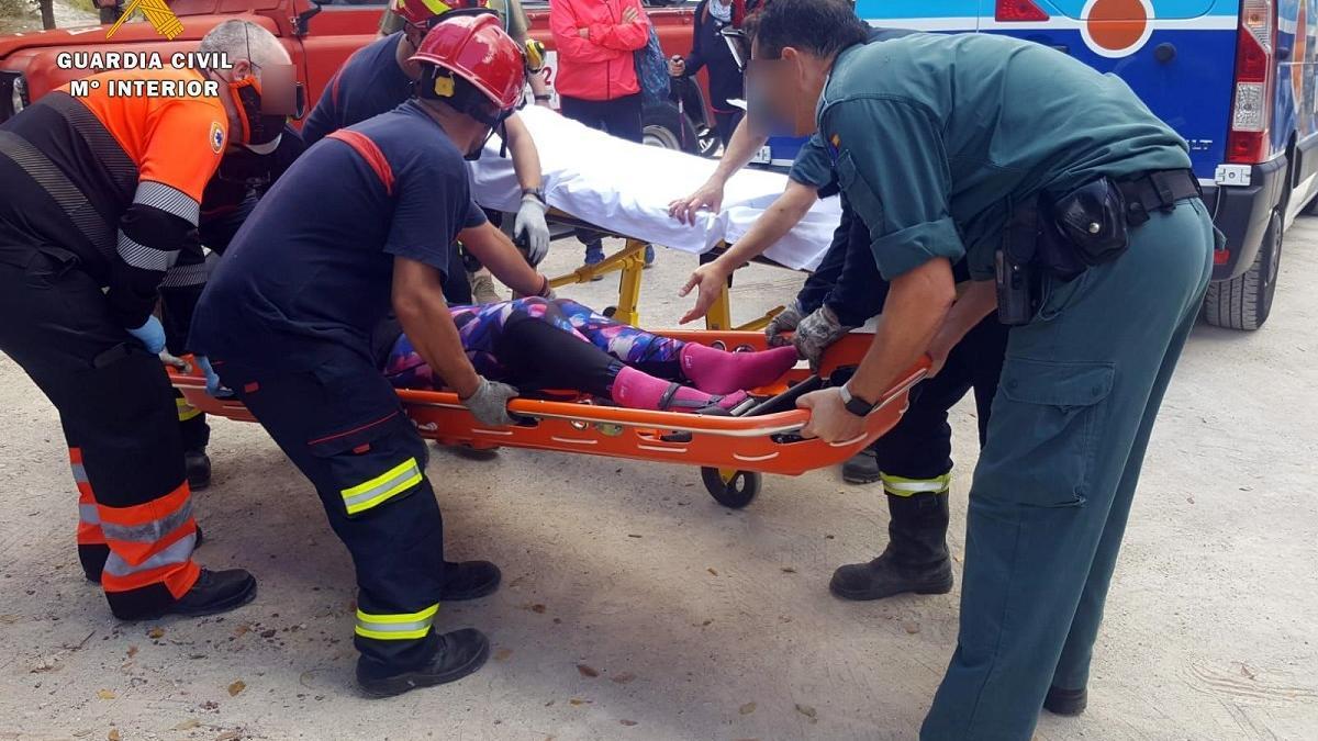 Guardia Civil y bomberos auxilian a una senderista lesionada y rescatada en Cabra.