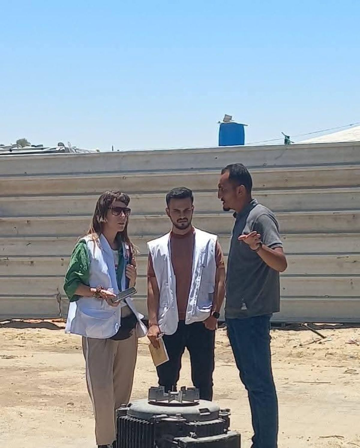 Virginia Mielgo en un punto de llenado de camiones de agua, en la zona de Al Mawasi.