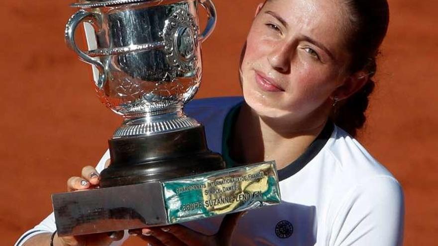 Jelena Ostapenko, con el trofeo de Roland Garros.