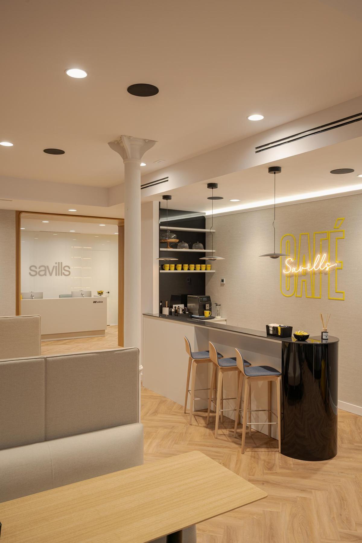 El Savills Café está conectado a una sala flexible.