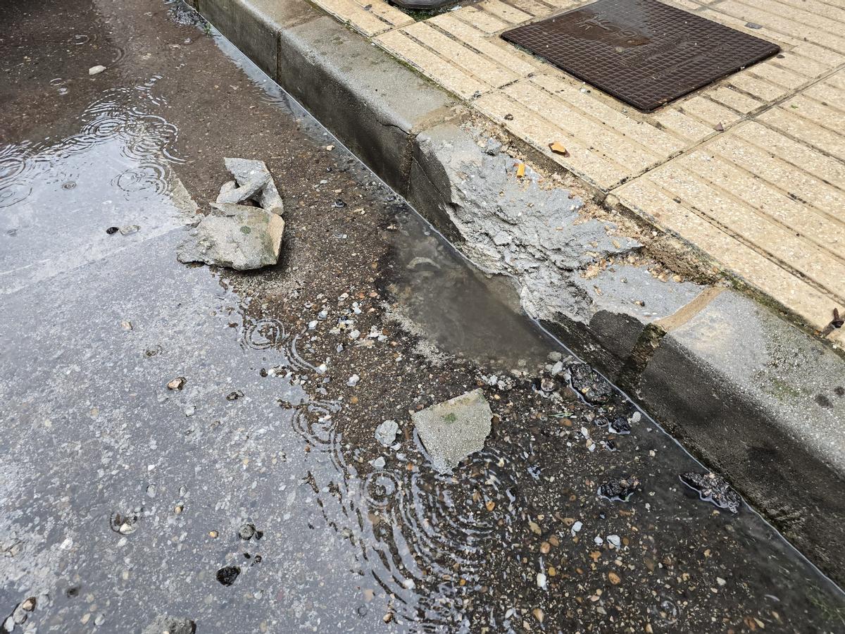 Estado en el que ha quedado el bordillo del acerado donde ha explotado el artefacto en la calle Margarita Xirgu de la Barriada de Llera (Badajoz).