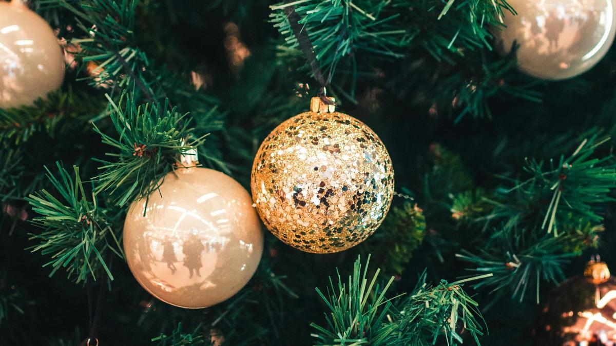 Las bolas decorativas de un árbol de Navidad.