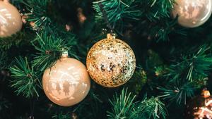 Las bolas decorativas de un árbol de Navidad.