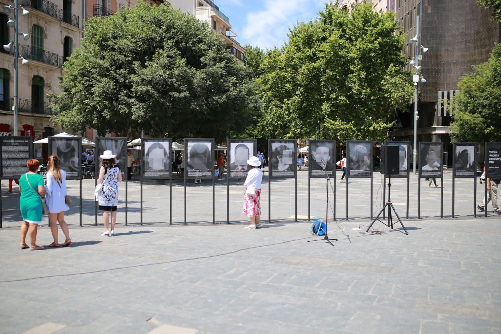 Instalan la obra ‘Presos políticos’ de Santiago Sierra en la Plaza de España de Palma