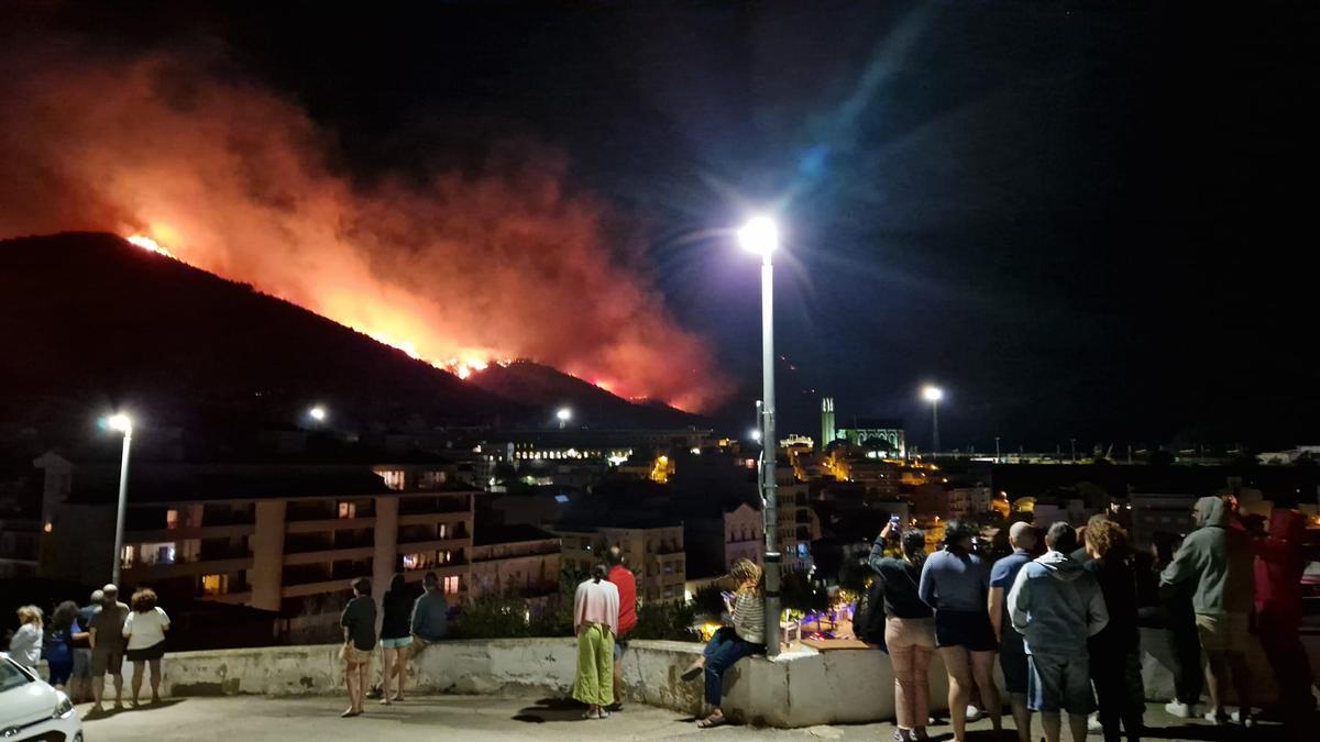 La matinada més llarga a Colera: «Veure les flames de nit, amb el rugit de la tramuntana, imposa»