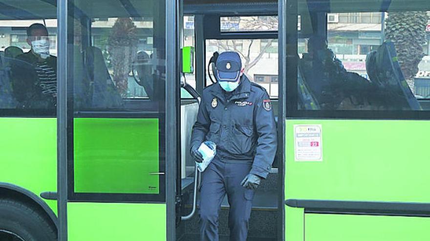 La Policía Local de Arona colabora en el reparto de mascarillas a la población.