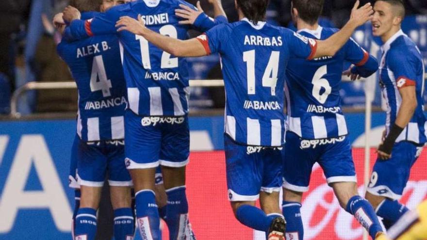 Los futbolistas del Deportivo celebran el gol de Álex del pasado sábado frente al Betis.