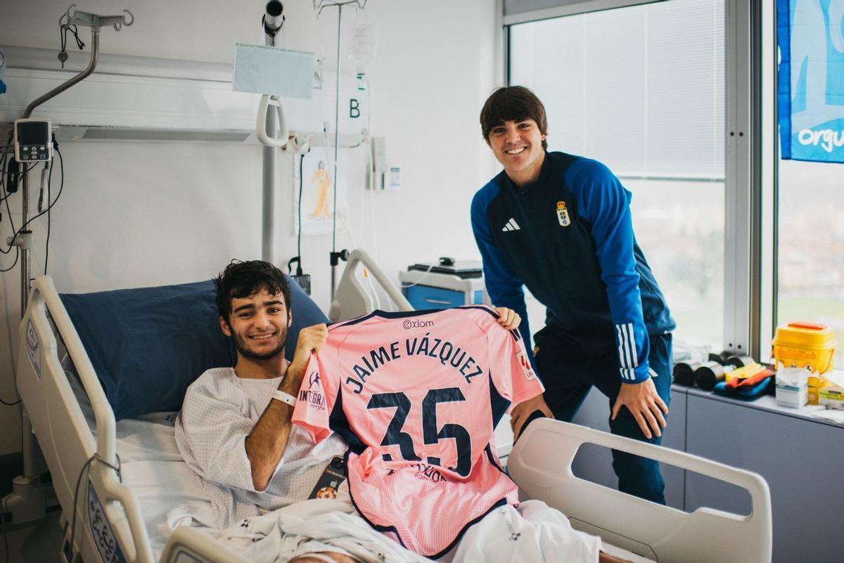 Juan Milans recibe en el HUCA la visita del joven futbolista del Oviedo Jaime Vázquez.