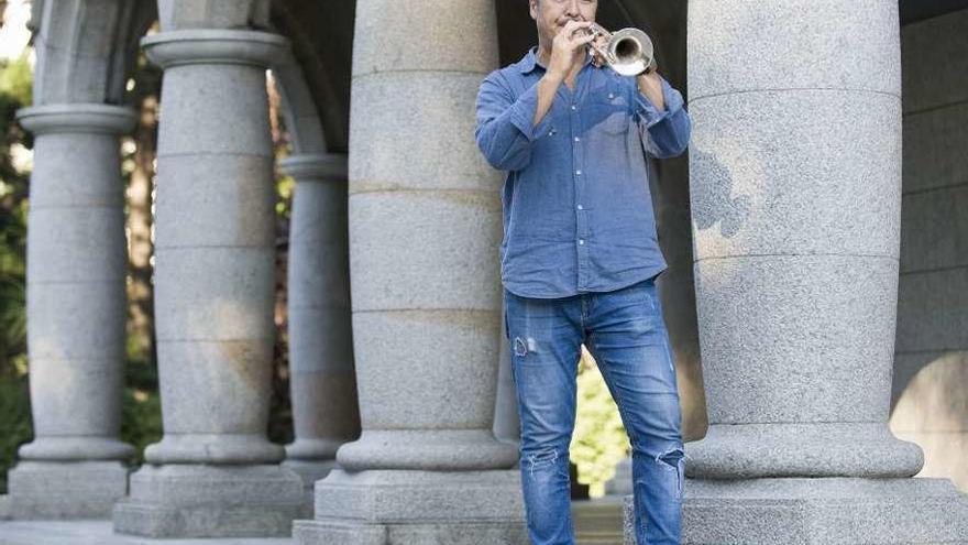 El trompetista John Aigi Hurn, este martes en el Parque de Santa Margarita.