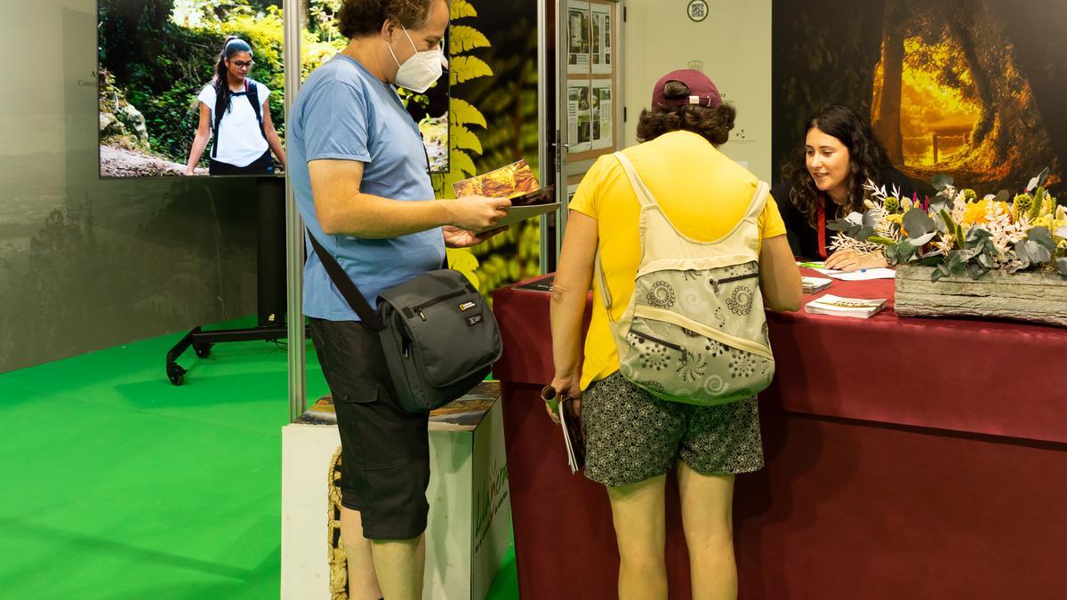 Visitantes en el espacio de promoción turística de Llanera en la Feria de Muestras de 2022.