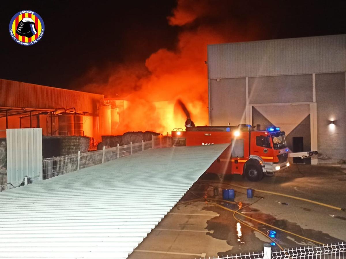 Incendio en una nave industrial en Alberic.