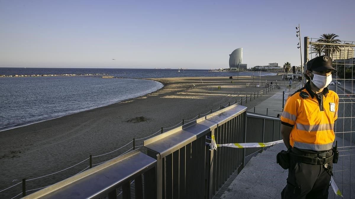 El ayuntamiento de Barcelona, ha cerrado las playas para impedir las típicas aglomeraciones durante la verbena.