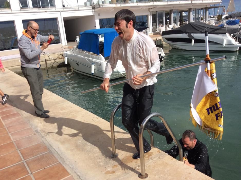 El chapuzón de algunos representantes de la falla Centro en Dénia.