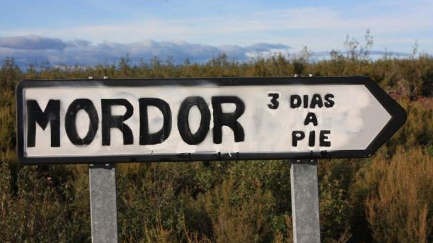 Singular protesta en las señales indicativas de las carreteras de la comarca