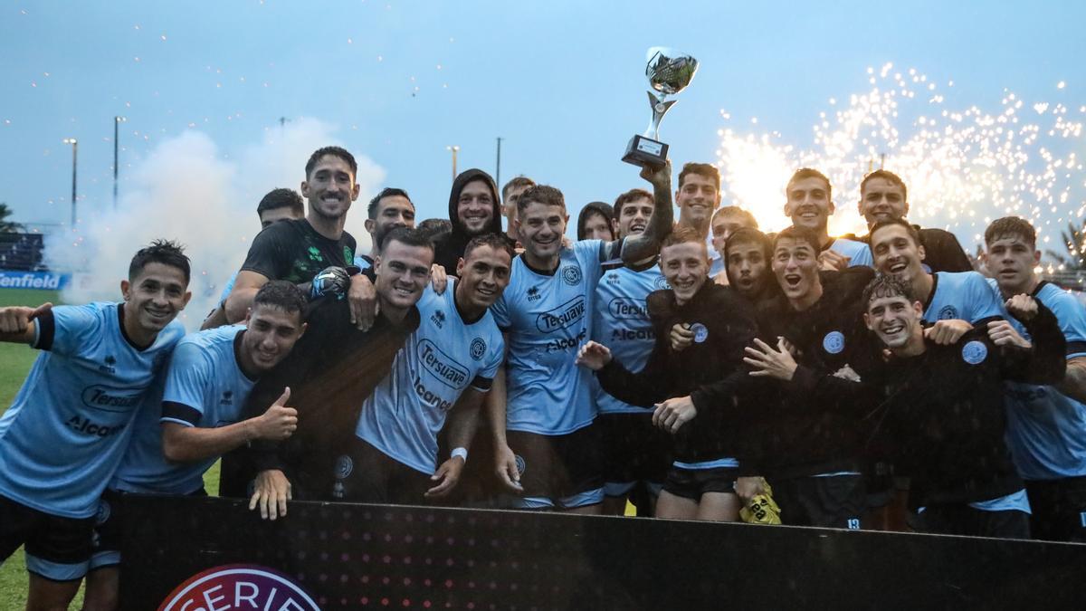 La plantilla de Belgrano celebra el título.