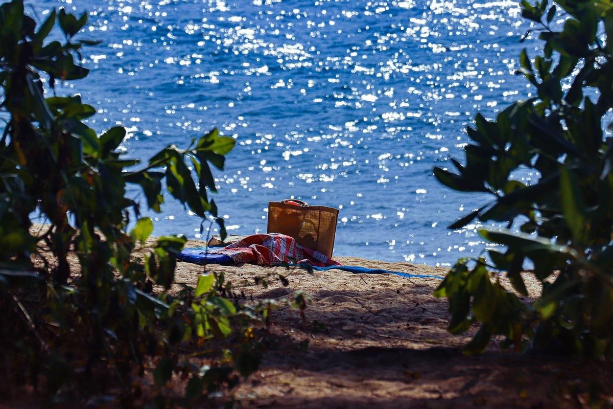 Cómo limpiar el bolso de rafia de la playa.
