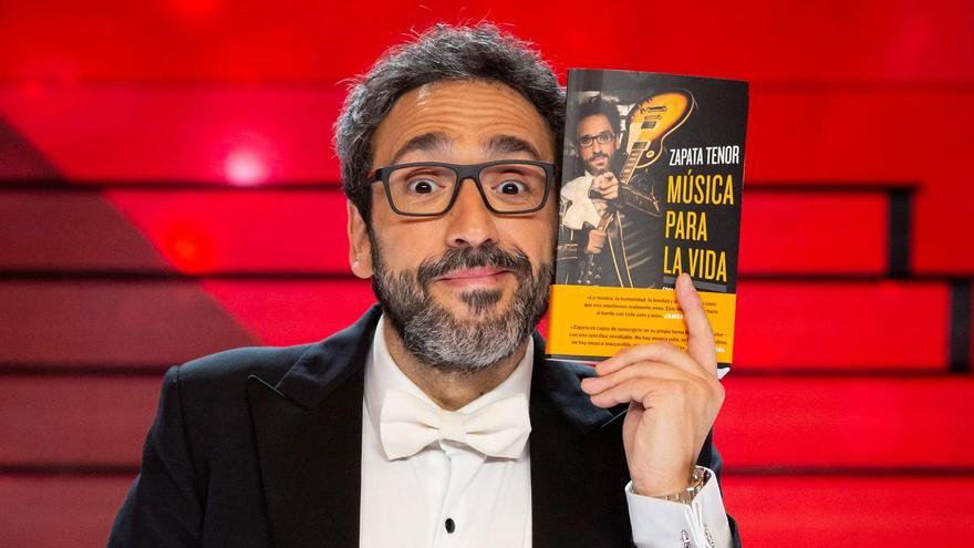 El tenor José Manuel Zapata posa con su libro, &#039;Música para la vida&#039;.