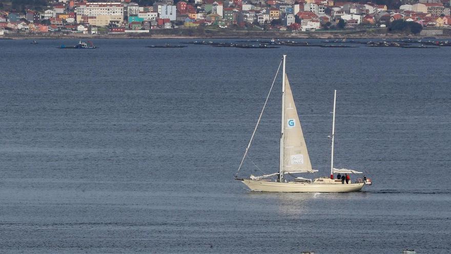 &quot;La Peregrina&quot; navegando por la ría de Arousa hacia mar abierto el pasado martes.