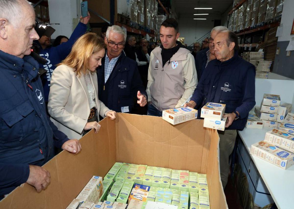 Foto de familia de voluntarios del Banco de Alimentos con Aspas y Mouriño.   | // M.G. BREA