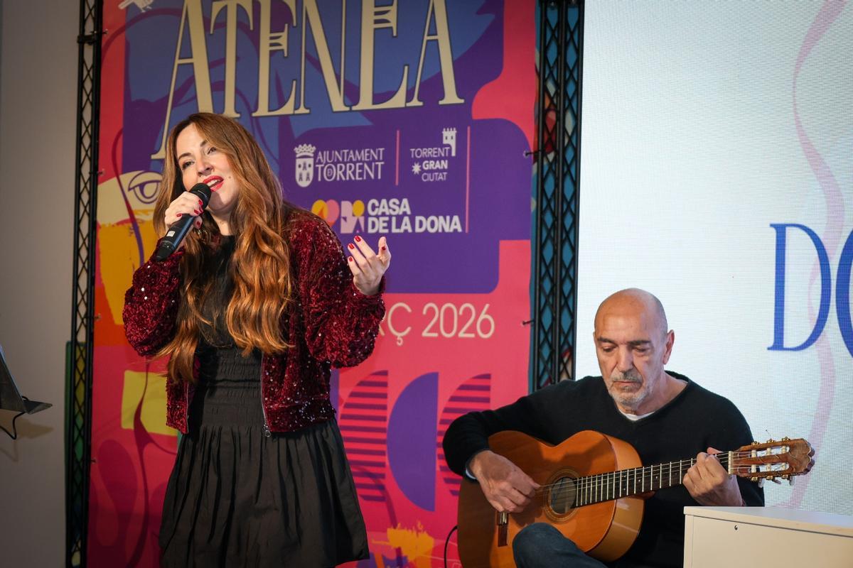 La cantante torrentina Verónica Avellán abrió el acto.