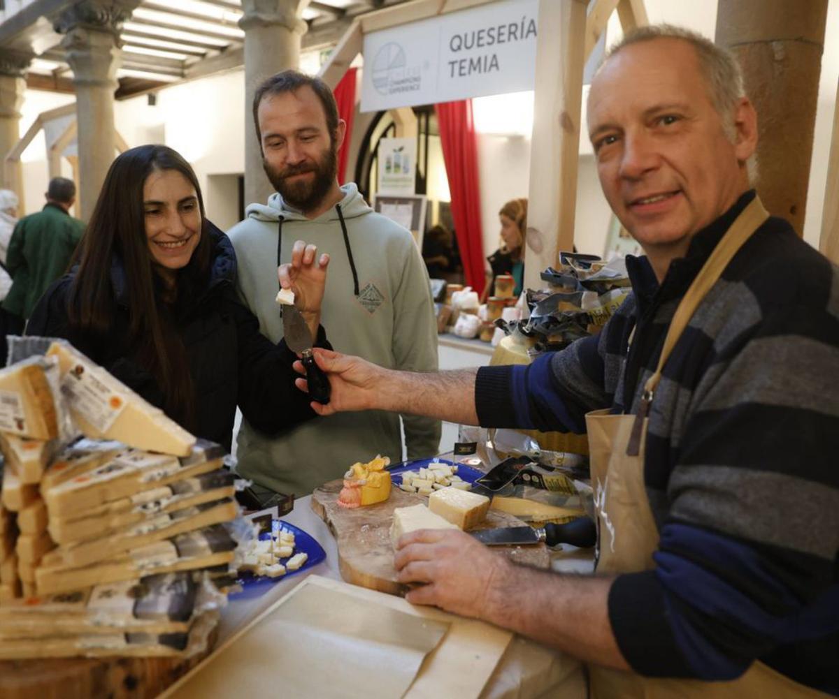 Daniela Balán y Francisco García, probando el queso parmesano del productor italiano Romano Camorani. | Luisma Murias