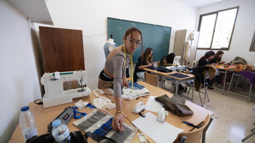 Todas las imágenes del maratón de reciclaje de ropa de la Escola d&#039;Arts de Ibiza