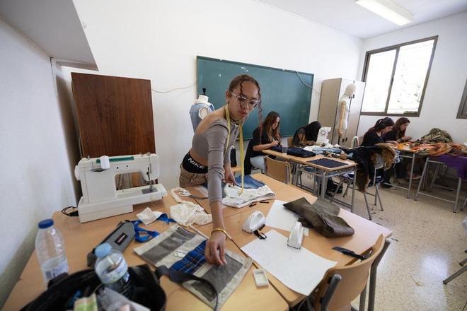 Todas las imágenes del maratón de reciclaje de ropa de la Escola d'Arts de Ibiza