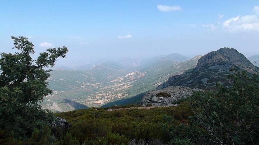 Más de 1.070 metros de altura y unas vistas infinitas: Navezuelas te invita a caminar hasta uno de los grandes miradores de Extremadura