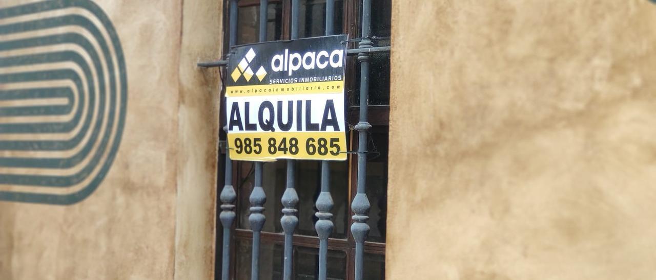 Cartel de &#039;Se alquila&#039; en una vivienda en Asturias.
