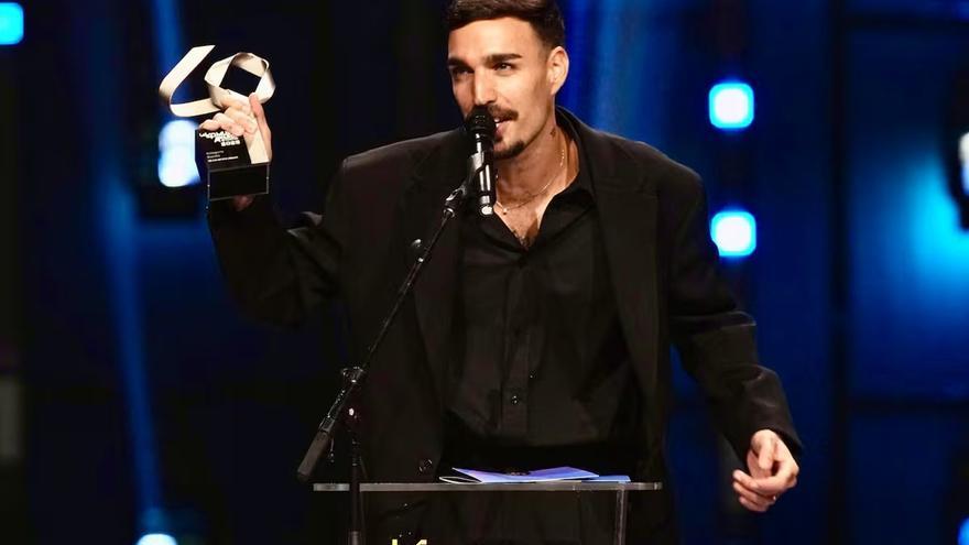 Rels B, anoche tras recoger el premio a Mejor Artista Urbano en la Categoría España. | ALBERTO SAIZ / LOS40