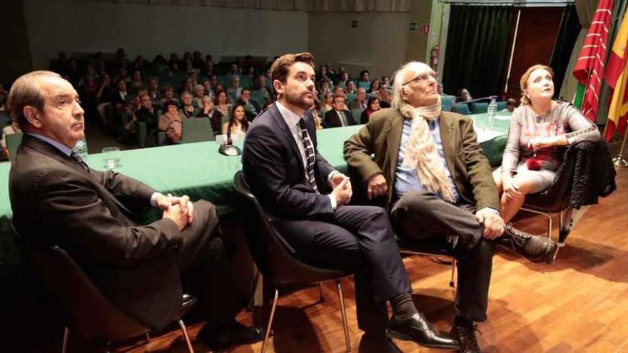 Cipriano García, Antidio Fagúndez, Carlos Saura y Carmen Ferreras ven el documental &quot;Carta de Sanabria&quot;.