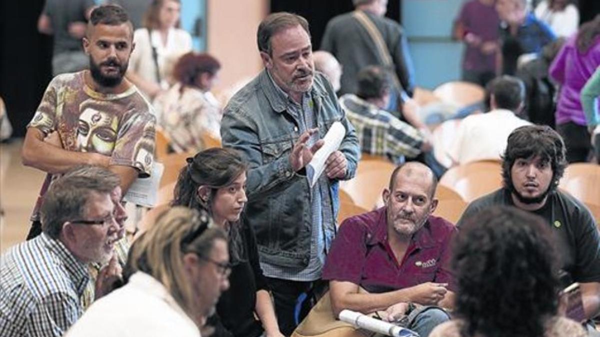 Un grupo de participantes en la jornada debaten sobre el contenido del código ético, ayer en Barcelona