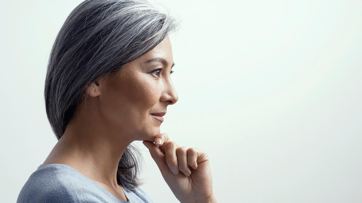 Una mujer con canas