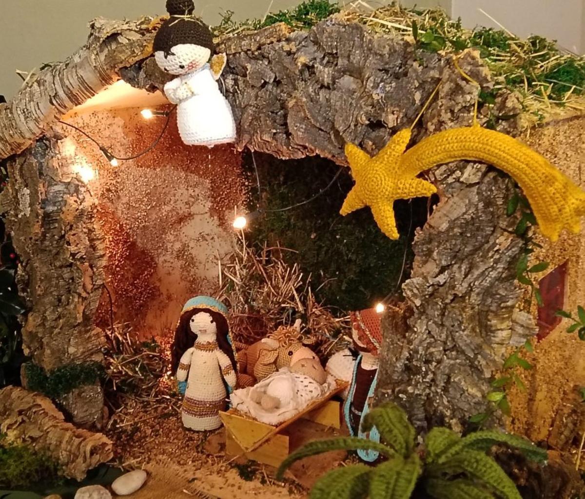 Un belén elaborado casi en tu totalidad con figuras de ganchillo | FDV