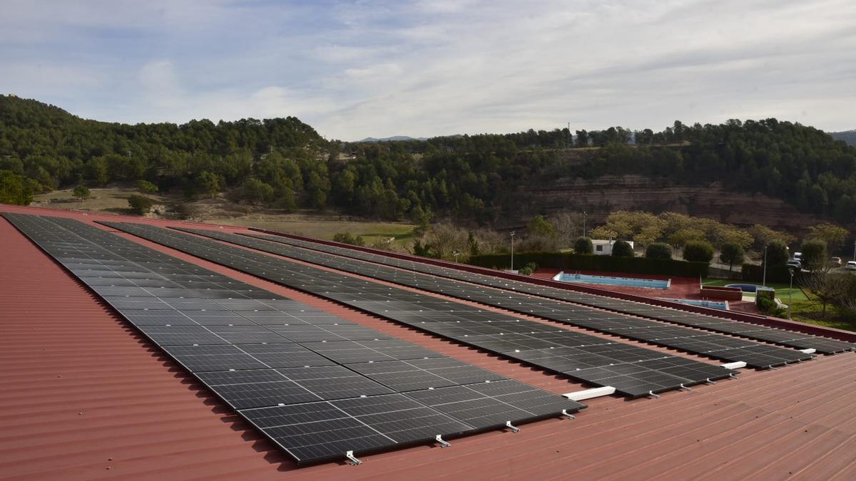 La instal·lació fotovoltaica del pavelló d'Avinyó està formada per 296 plaques solars