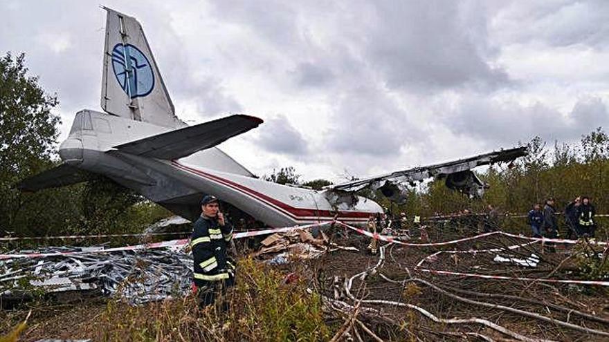 El avión de Ukraine Air Alliance estrellado a pocos metros del aeropuerto de Lviv.