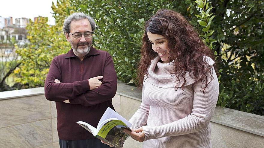 Els doctors en farmàcia Joan Vallès i Montserrat Parada formen part de l&#039;equip que ha elaborat el llibre