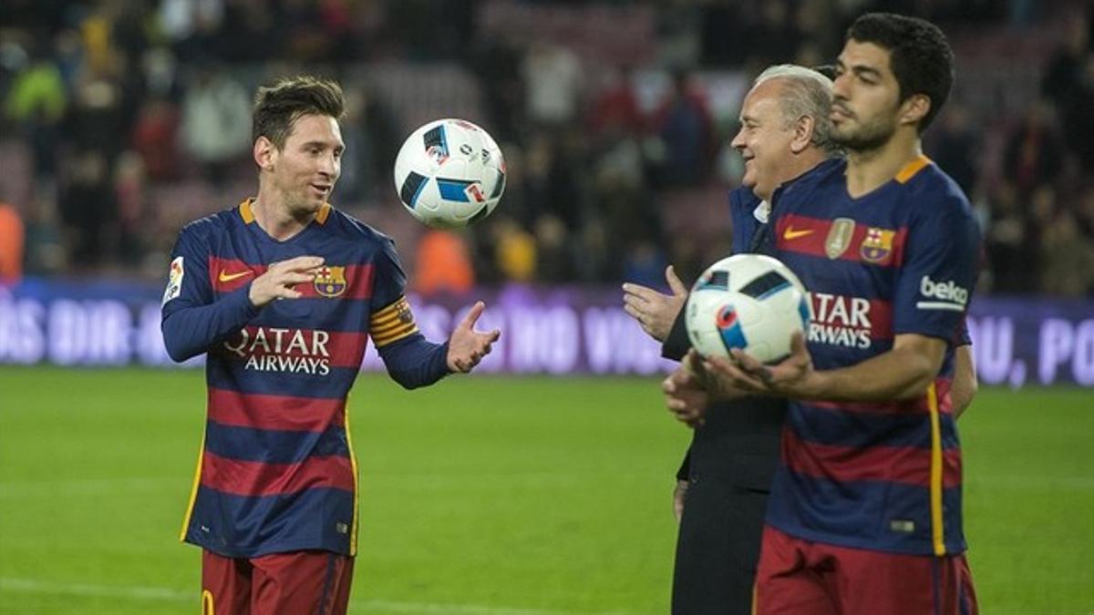 Messi y Suárez se retiran del campo con un balón cada uno, recuerdo de sus respectivos 'hat trick'.