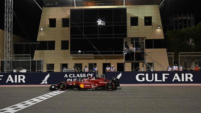 Leclerc cruzando la línea de meta para hacerse con la victoria en el GP de Bahréin 2022