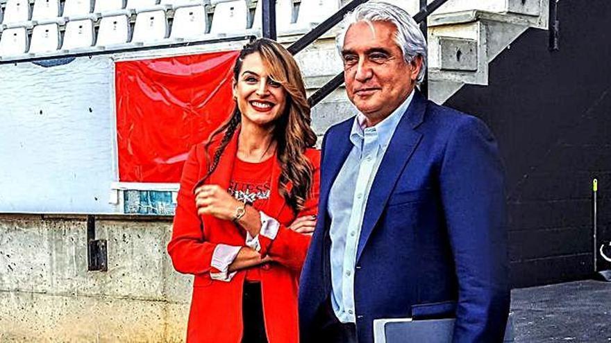 El directivo del Zamora CF Alfredo Ruiz, ayer en el Ruta de la Plata junto a la jefa de prensa del club, Canto Marbán.