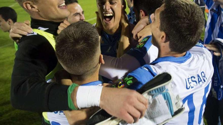 Queco Piña (izquierda) celebra con sus compañeros del Leganés el ascenso a Primera hace unos meses.