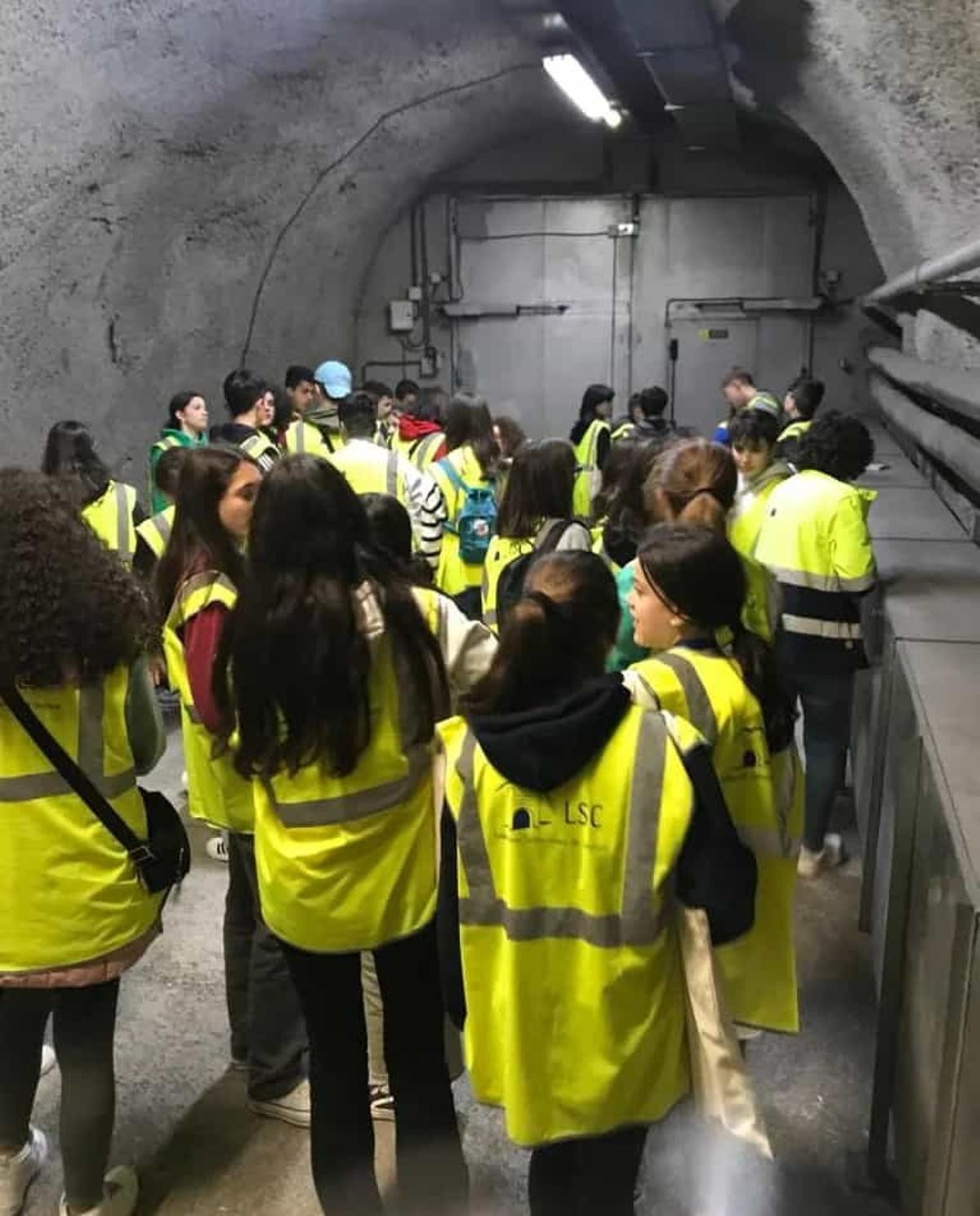 Los estudiantes en el túnel de Canfranc.