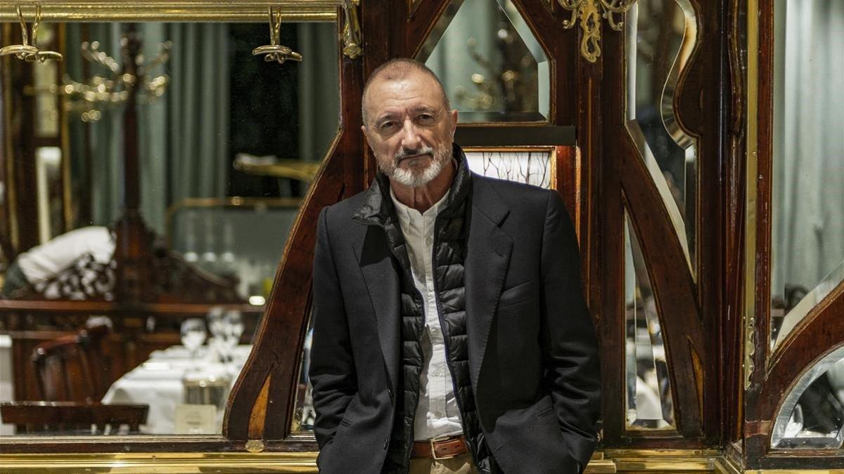 Arturo Pérez-Reverte, el pasado lunes en París, donde transcurre 'Sabotaje', tercera entrega de la serie 'Falcó'.