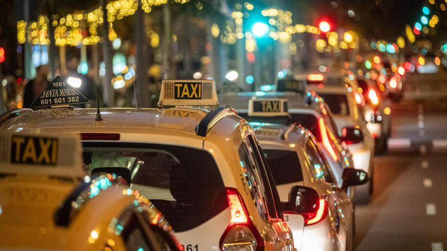 Concentración de taxistas en Santa Cruz de Tenerife