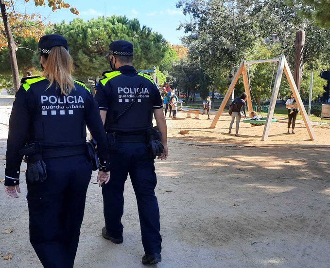 Agentes de la Urbana, en un parque infantil.