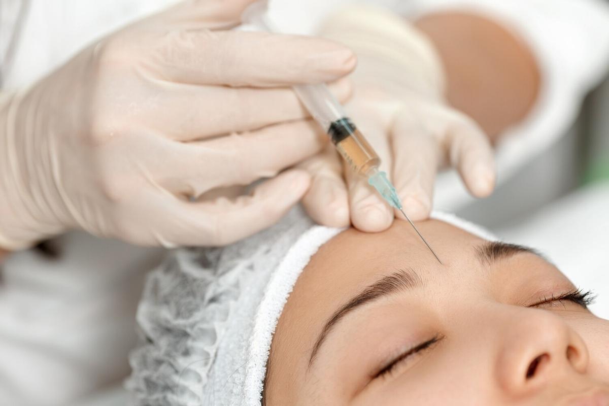 Intervención de botox en una clínica estética
