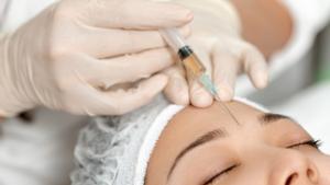 Intervención de botox en una clínica estética.